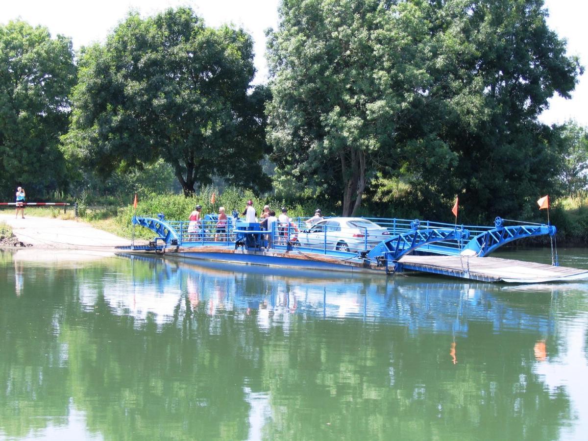 Camping Belle Riviere Chaniers Exteriér fotografie